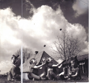 F27 Kinderspel op Vordense boerderij, 1955, 2